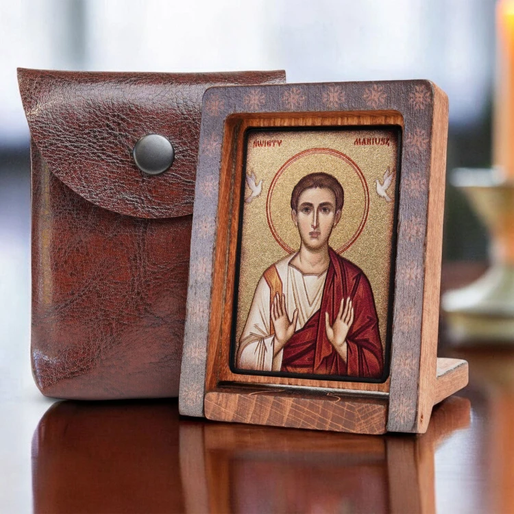 ikona-swietego-mariusza-w-aranzacji-obok-etui.jpg
