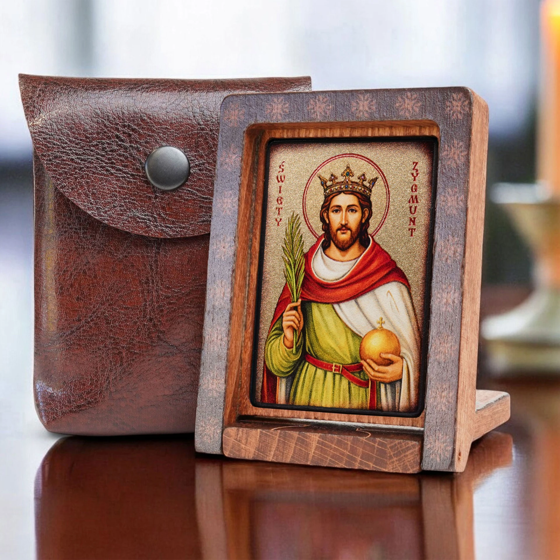 ikona-swietego-zygmunta-w-aranzacji-obok-etui.jpg