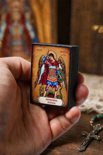 ikona-sakralna-archaniola-michala-trzymana-w-dloni.jpg