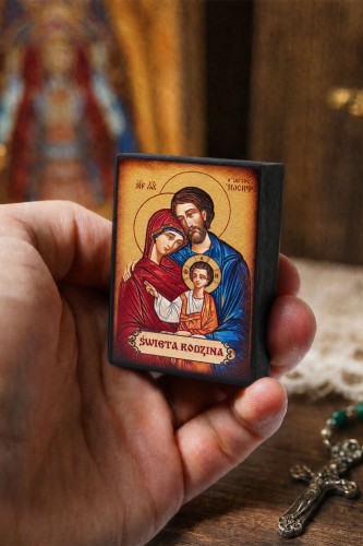 ikona-sakralna-swietej-rodziny-trzymana-w-dloniach.jpg