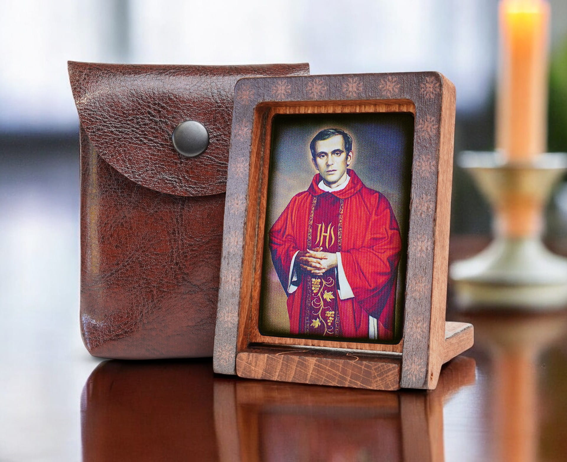 Popiełuszko-drew-podróżna-bok-+-etui-Photoroom.jpg